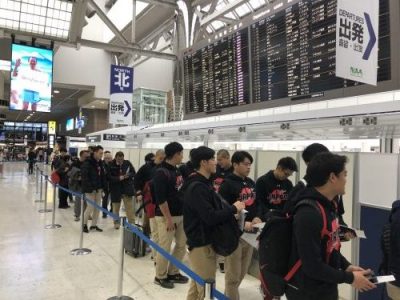 U-18日本高校選抜チーム 関東地区の選手達が検査場に向かい、関西地区選手と合流