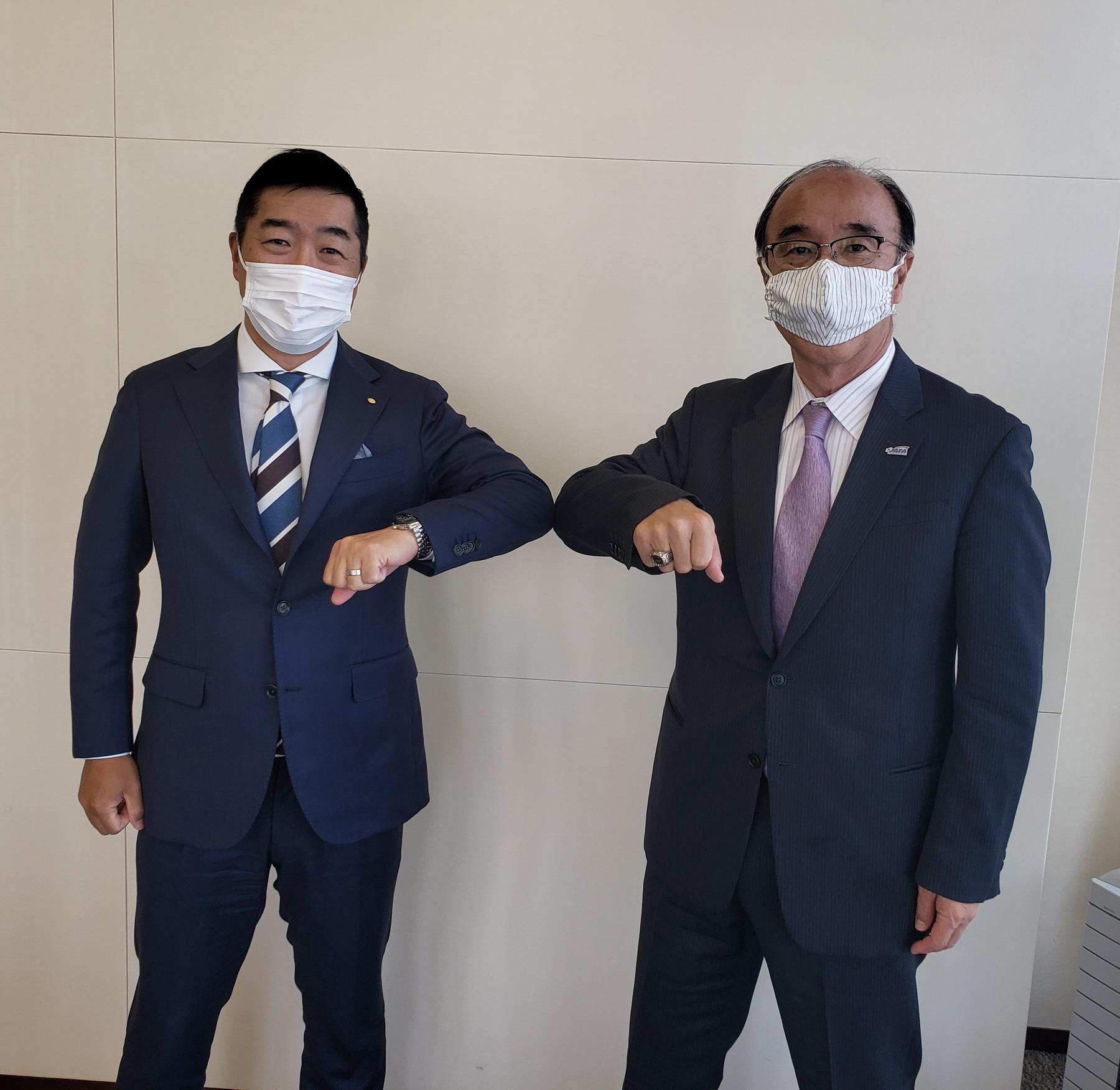 間原取締役兼執行役員専務（左）と日本協会　国吉会長