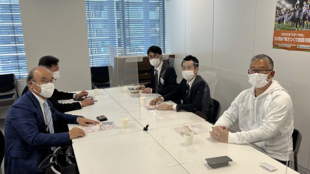 左より　国吉会長、清水専務理事、國近代表、佐藤氏、森HC