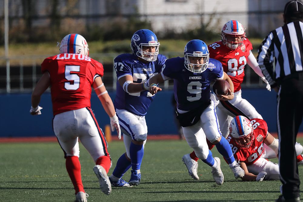 敢闘賞を受賞した関学高QB9林