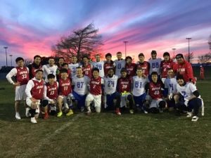 「イスラエル」と記念撮影するフラッグフットボール男子日本選抜選手